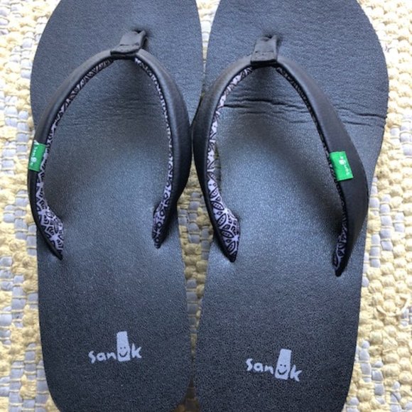 sanuk women's black flip flops
